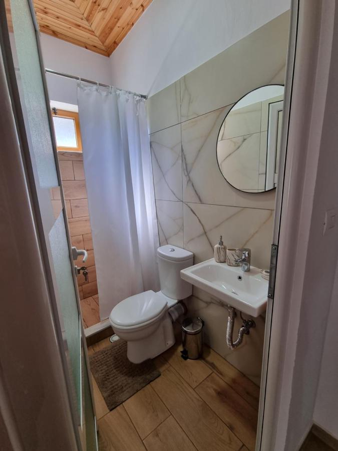 B Vishe Guest House Гірокастра Екстер'єр фото