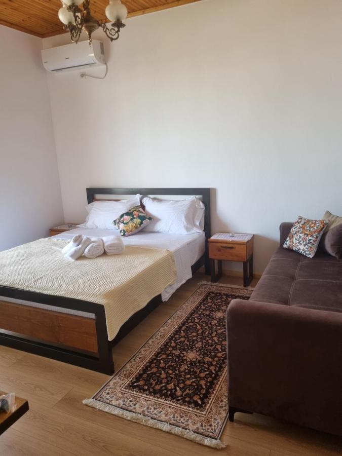 B Vishe Guest House Гірокастра Екстер'єр фото