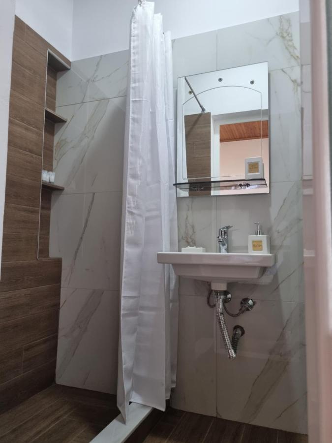 B Vishe Guest House Гірокастра Екстер'єр фото